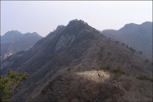 연천봉 좌측의 문필봉(756m)과 삼불봉. 